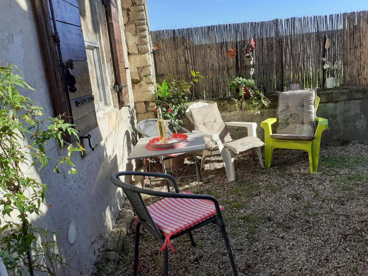 Petite Maison Dans La Campagne A 10 Mn A Pied Du Centre Ville 阿爾勒 外观 照片
